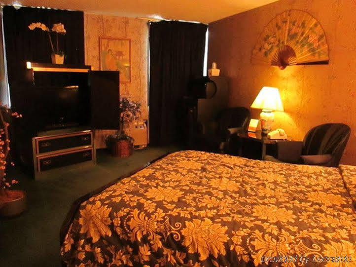 Red Carpet Inn Fanta Suites Hotel Грийнууд Екстериор снимка