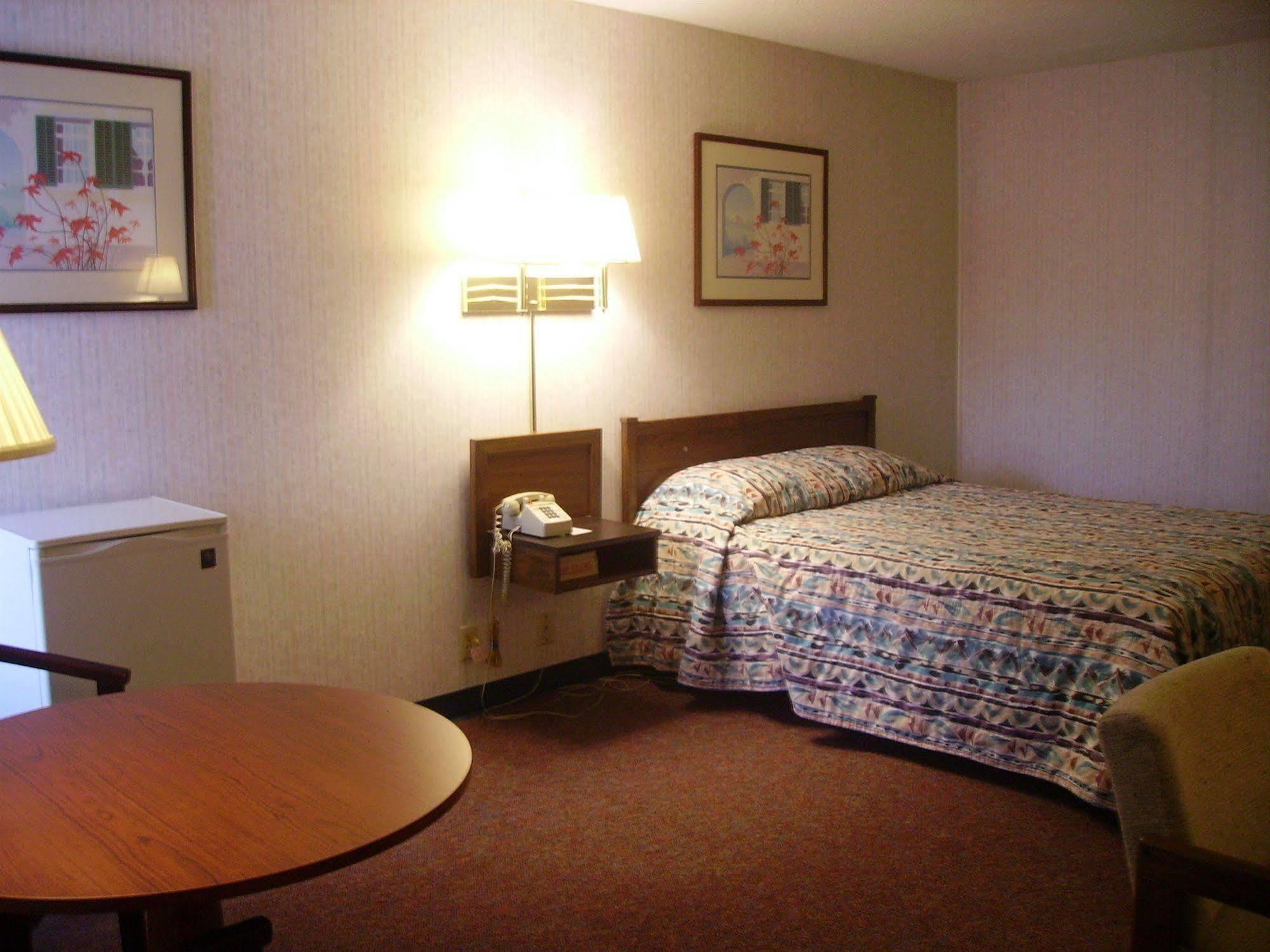 Red Carpet Inn Fanta Suites Hotel Грийнууд Екстериор снимка