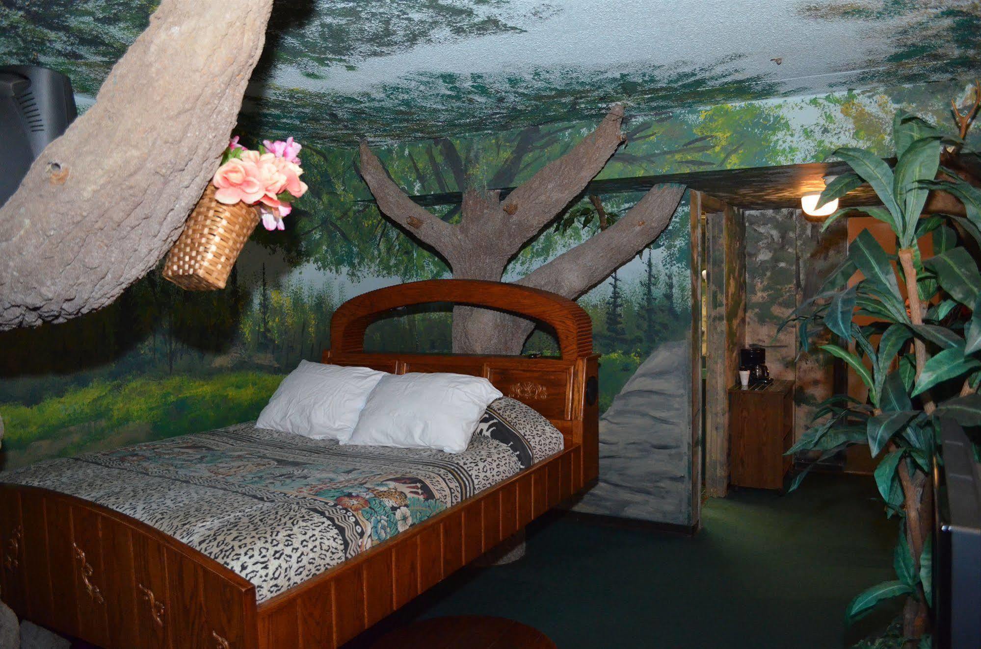 Red Carpet Inn Fanta Suites Hotel Грийнууд Екстериор снимка