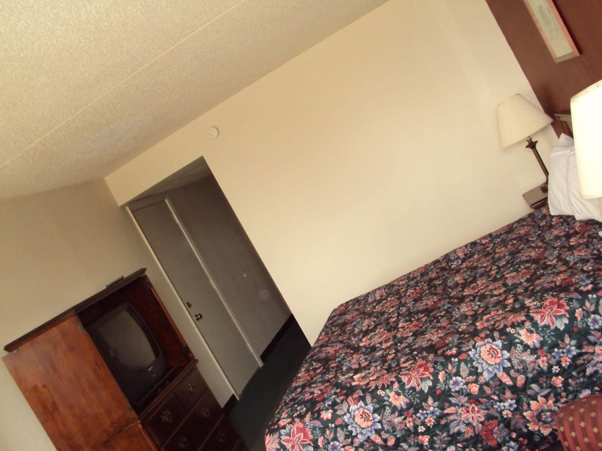 Red Carpet Inn Fanta Suites Hotel Грийнууд Екстериор снимка