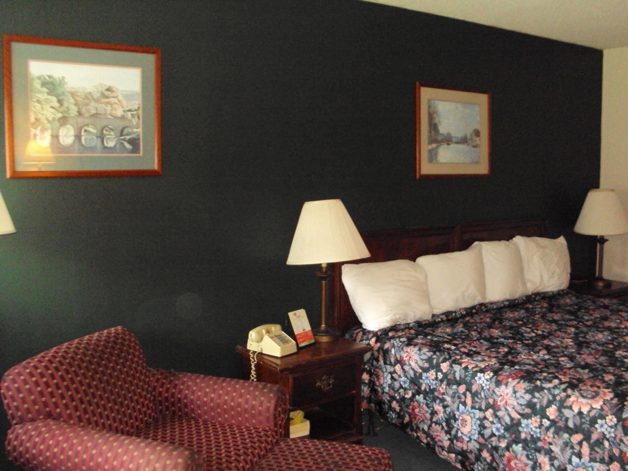 Red Carpet Inn Fanta Suites Hotel Грийнууд Екстериор снимка